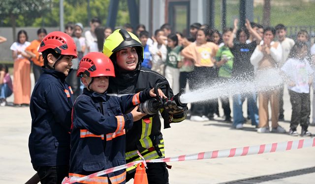 Mersin'de çocuklar bir günlüğüne itfaiyeci oldu