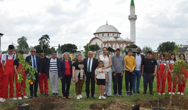 Otizmli gençler ve lise öğrencileri el ele fidan dikti