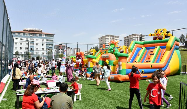 ‘Eğlence Tırı’ 23 Nisan’da depremzede çocukların yüzünü güldürdü