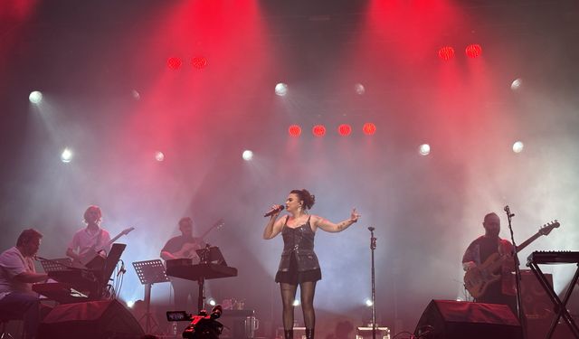 4. FoodFest Antalya Uluslararası Gastronomi Festivali'nde Ceylan Ertem konser verdi