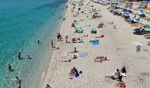 Sıcak havayı fırsat bilen turistler Kleopatra Plajı’na akın etti