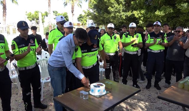 Kaza ihbarıyla çağrılan trafik ekiplerine pastalı, meşaleli sürpriz kutlama