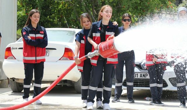 Hatay itfaiyesinden üniversite öğrencilerine yangın eğitimi