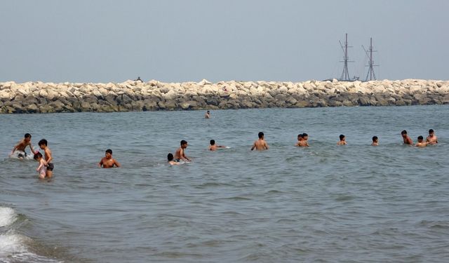 Sıcaktan bunalan vatandaşlar denizde serinledi