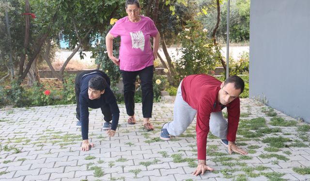 Emekleyerek yaşam süren 3 engelli evladına ömrünü adadı