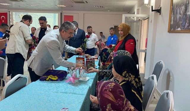 Huzurevinde kalan annelerin günü kutlandı