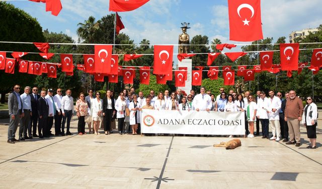 Adana’da Bilimsel Eczacılığın 186 Yılında Atatürk Anıtı’na çelenk sunuldu