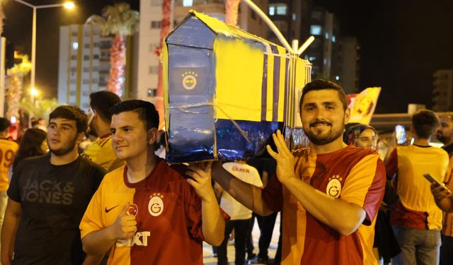 Adana'da Galatasaraylı taraftarlardan Fenerbahçe'ye tabutlu gönderme