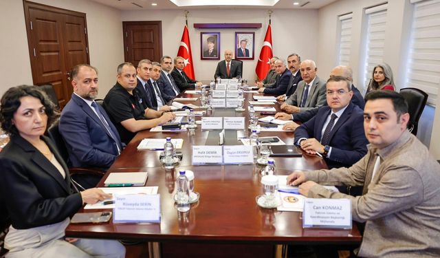 Adana'da hasarlı binalarla ilgili değerlendirme toplantısı yapıldı