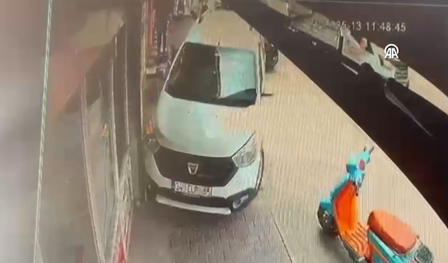 Adana'da kontrolden çıkan otomobilin bisikletliye çarpması kamerada