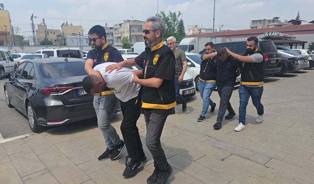 Adana’da park halindeki araçlardan yarım milyonluk soygun