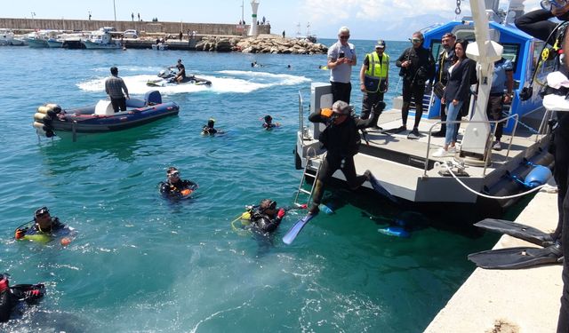 Antalya'da 35 gönüllü dalgıç denizin dibini temizledi, çıkanlar pes dedirtti