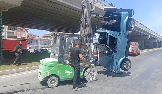 Antalya'da safari aracı devrildi, 2 Alman turist forkliftle kurtarıldı