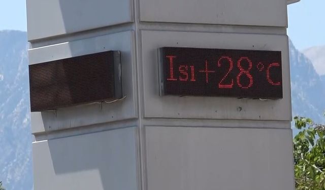 Antalya’da termometreler 28 dereceyi gösterdi, tatilciler denizin keyfini çıkardı