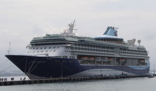 Bahama bayraklı kruvaziyer "Marella Discovery 2" Alanya Limanı'na demirledi