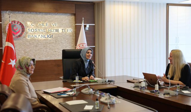 Bakan Göktaş'tan üniversite öğrencilerinin “koruyucu aile” konulu bitirme projesine destek