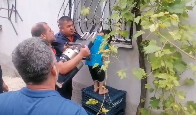 Demir parmaklıkta mahsur kalan çocuğu itfaiye kurtardı