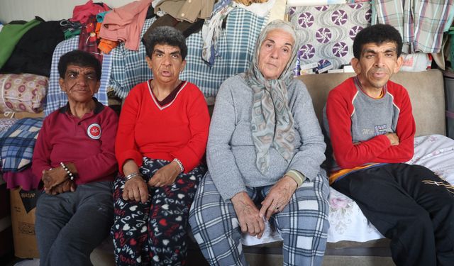 Fedakar anne, 3 engelli çocuğuna yıllardır gözü gibi bakıyor