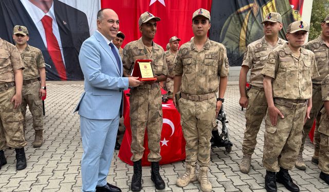 Hatay'da 14 engelli genç üniforma giyip bir günlüğüne asker oldu