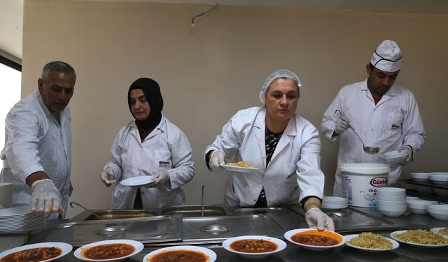 Hatay'da prefabrik çarşıdaki lokantada depremzedelere uygun fiyatlı yemek sunuluyor