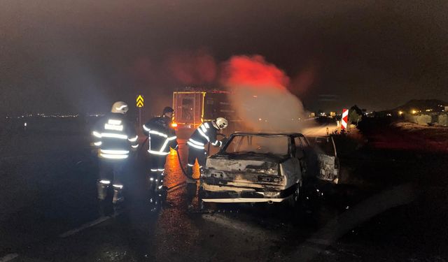 Hatay’da seyir halinde yanan otomobil hurdaya döndü