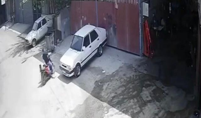 Kontrolden çıkan şarjlı bisiklet demir kapıya çarparak durdu