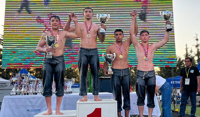 Manavgat Belediyesi güreşçileri Fethiye'den madalyalarla döndü