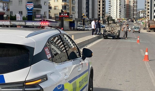 Mersin'de otomobil ters döndü, sürücü yaralı kurtuldu