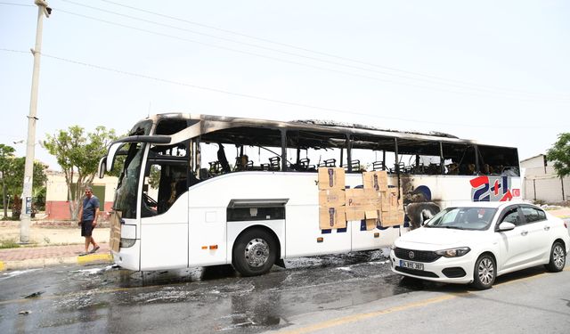 Mersin'de seyir halindeki yolcu otobüsü alev alev yandı