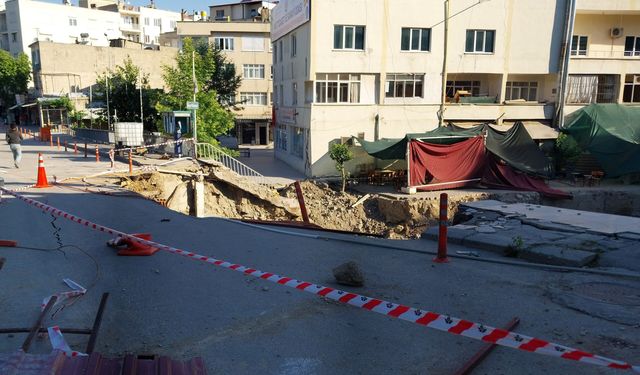 Mersin'de yol ve köprü çöktü, esnaf mağdur oldu