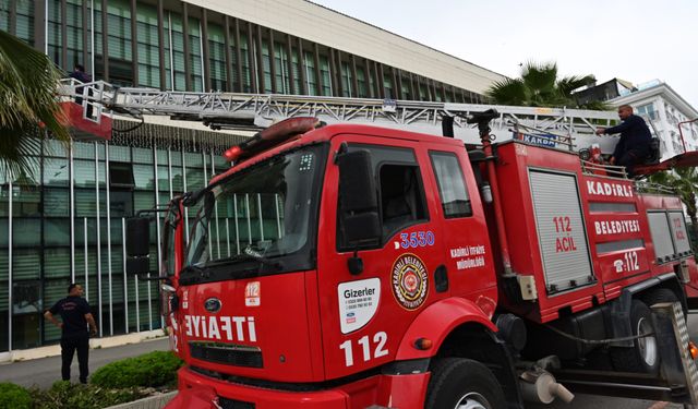 Osmaniye'de belediye binasına yuva yapan kırlangıçların güvenliği itfaiyeye emanet