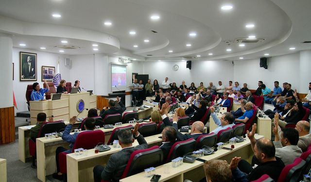 Özgür Özel’e yapılan fiziki saldırıya seyhan meclisinde tepki