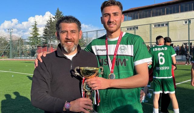 Son dakikada golü atıp takımı şampiyon yaptı, antrenör babasına koştu