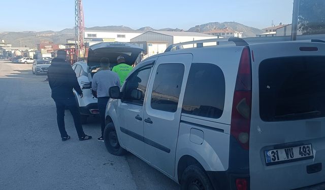 Tartıştığı sürücüye seyir halindeyken içecek fırlattı, o anlar kamerada