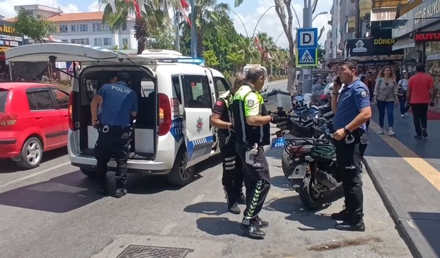 Uygulama noktasında durdurulan sürücü, motosikleti ve arkadaşını bırakıp kaçtı