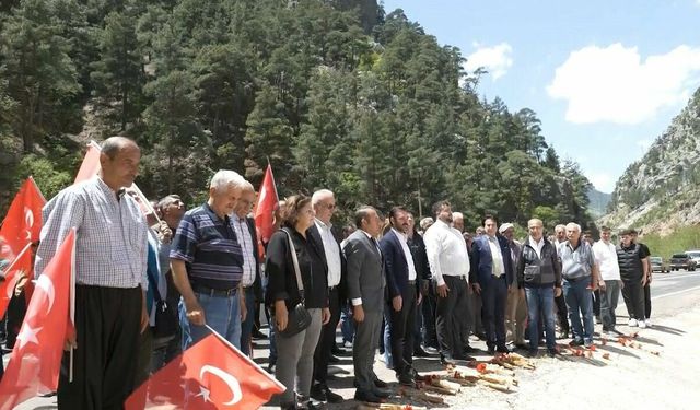 Adana’da 4 Öğretmenin Hayatını Kaybettiği Yolda Eylem