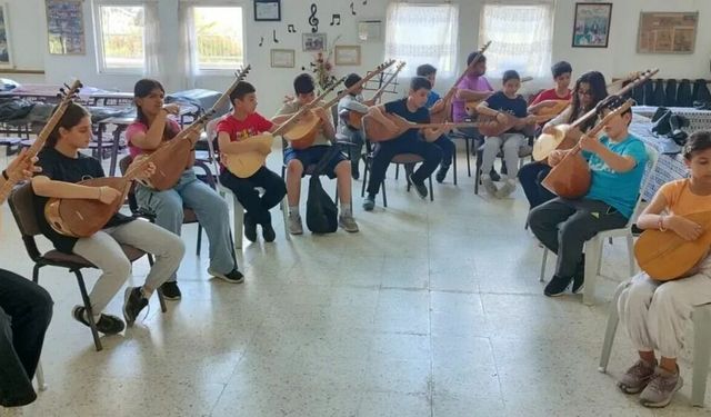 Karataş’ta geleceğin ozanlarını yetiştiriyorlar