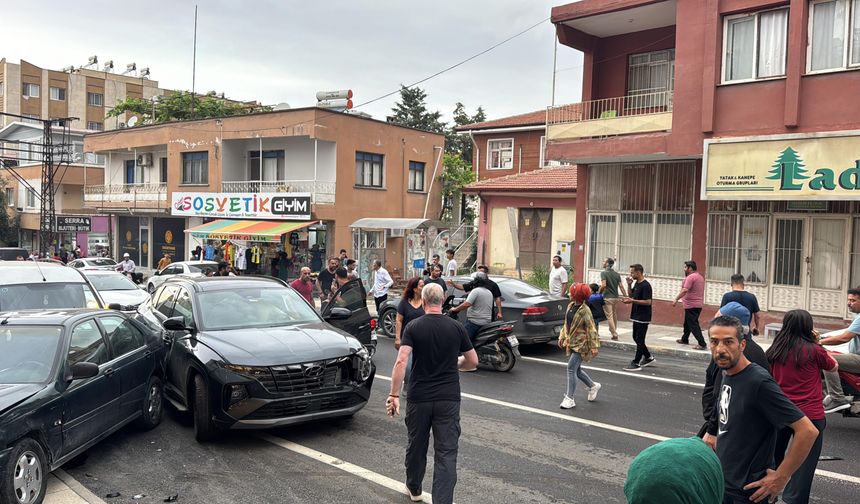 Hatay’da freni boşalan kepçe 4 aracı ezdi