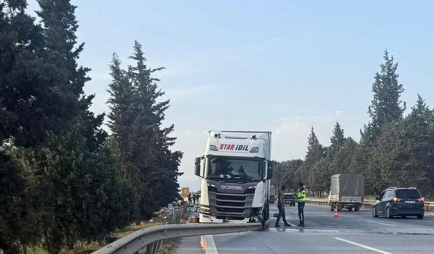 İki tır ve bir otomobil çarpıştı otoyol savaş alanına döndü