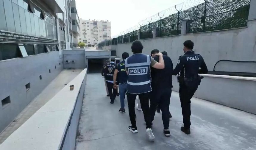 Mersin’de bir iş yeri önünde silahlar konuştu
