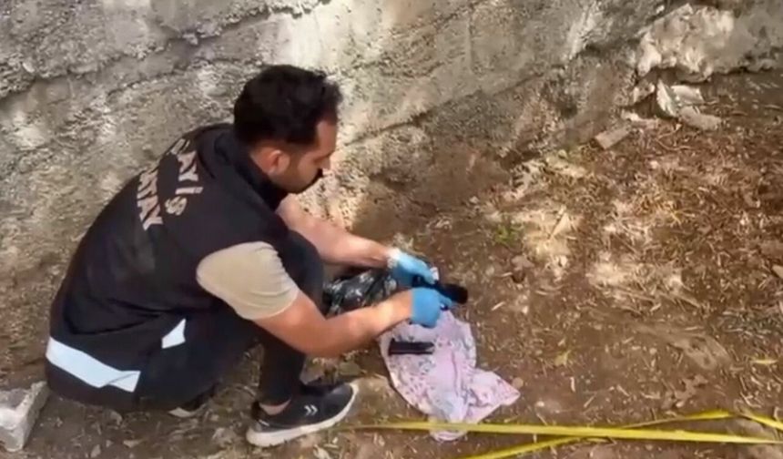 Poşetteki silah polisin keskin gözünden kaçmadı