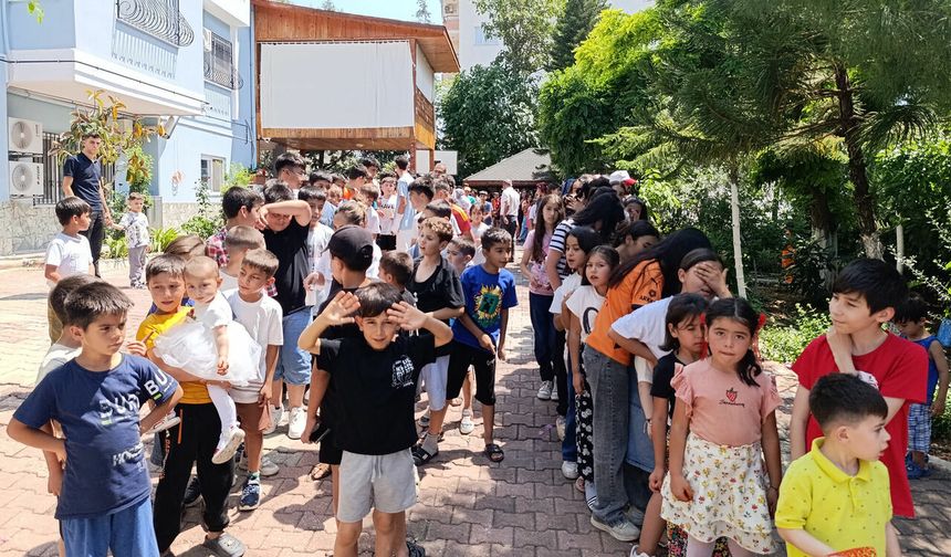 Kozan’da 20 yıllık harçlık geleneği sürdürülüyor