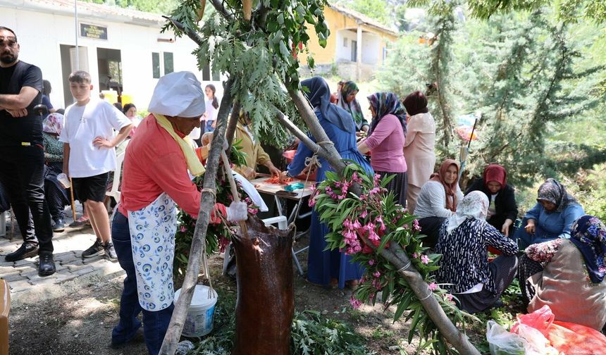 Adana'da 89 yıllık bayram geleneği bu yıl da sürdü: 300 hane aynı sofrada birleşti