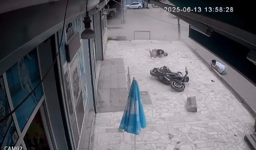 Adana’da otomobille çarpışan motosiklet bahçeye uçtu