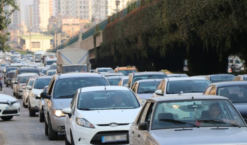 Adana’da trafik çilesi bitmiyor: Sürücüler de yayalar da dertli