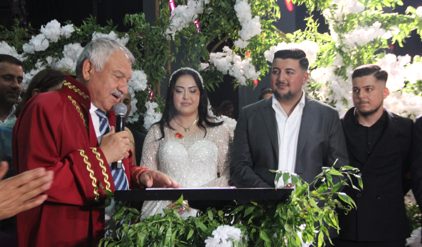 Adana’da Yılın Düğünü: Asena Kutlu ile Samet Aslan muhteşem bir törenle evlendi