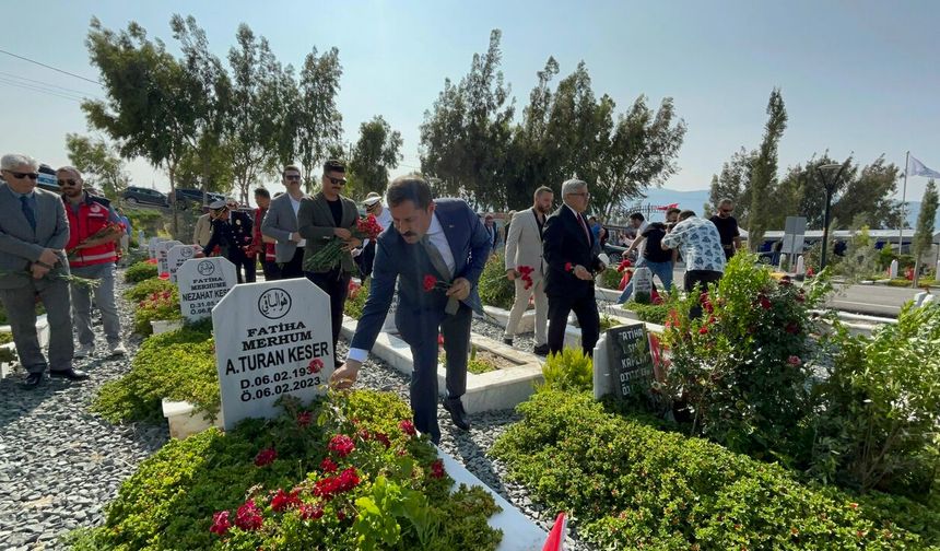 Depremde hayatını kaybedenler arefe günü unutulmadı