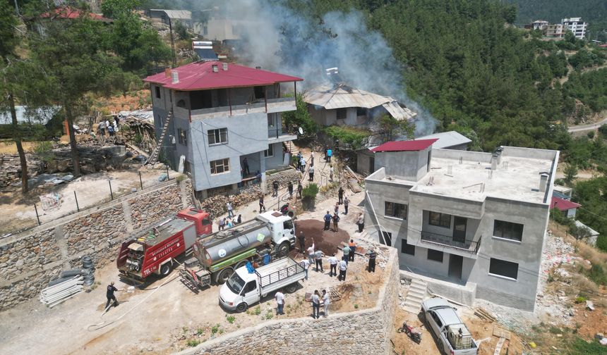 Feke’de korkutan ev yangını! Ekipler seferber oldu, aile son anda kurtarıldı