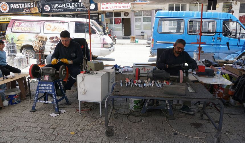 Gölhisarlı ustalar bıçakları kurban için hazırlıyor