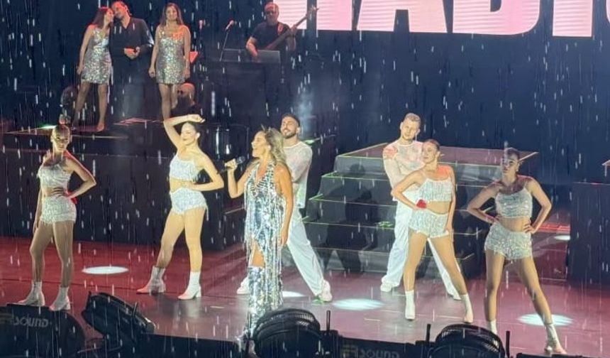 Hadise, Adana’da yağmura rağmen kapalı gişe konserle coşturdu